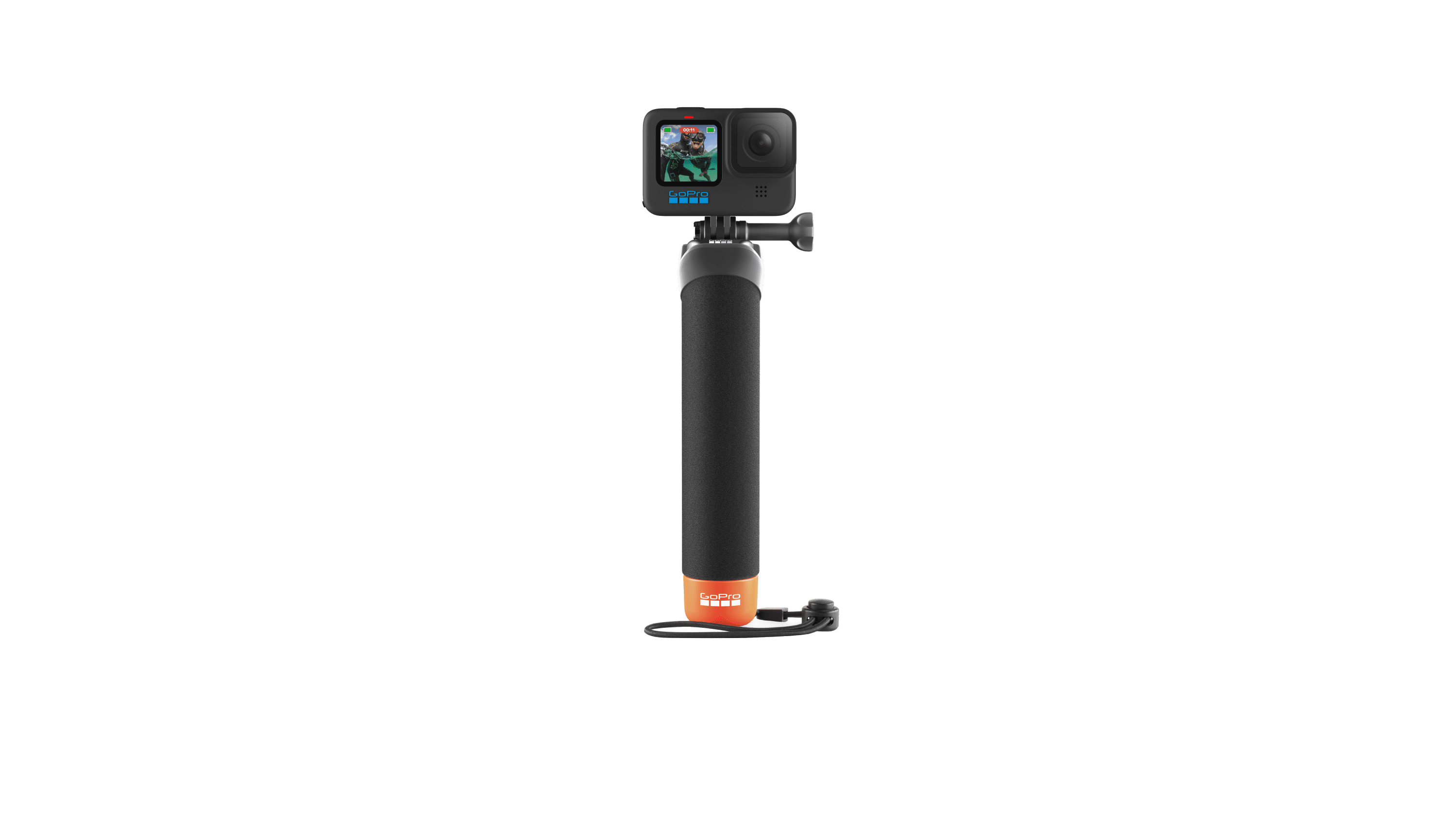 Eine GoPro-Kamera auf einem Griff montiert, mit einem schwarzen und orangen Griff auf weißem Grund.