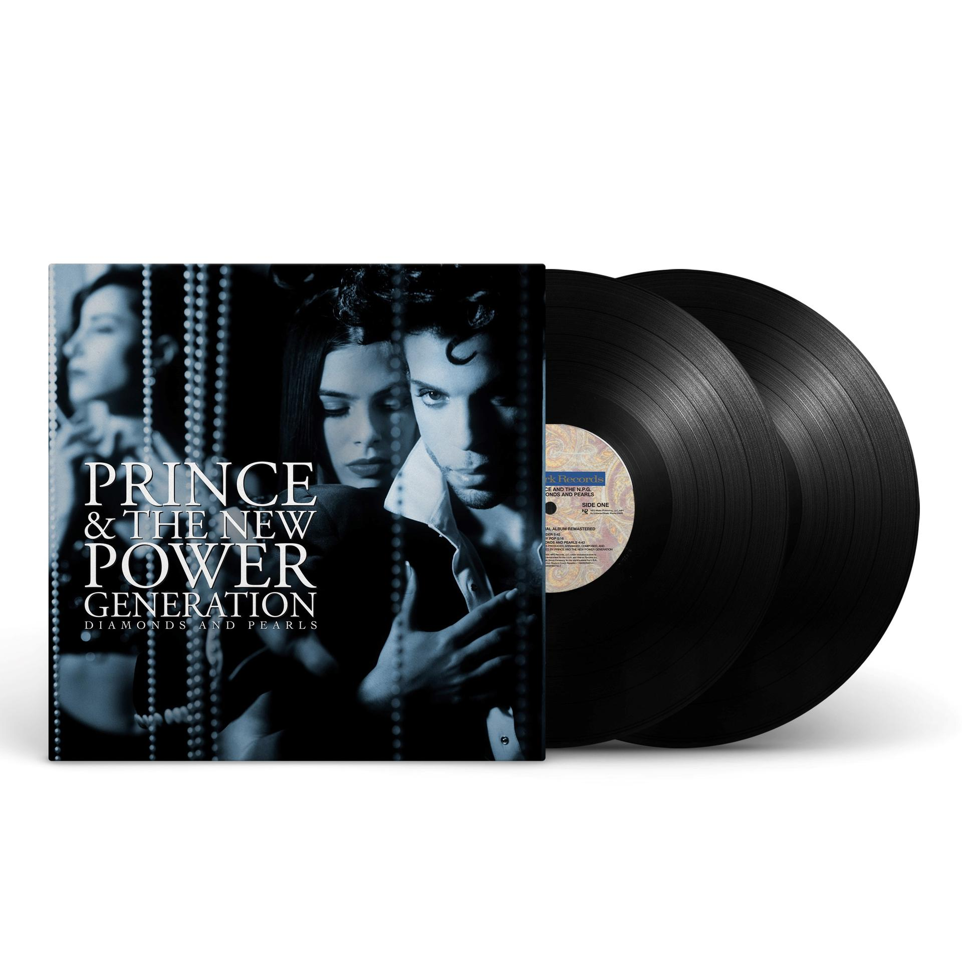 Prince-Albumcover "Diamonds and Pearls" mit zwei Vinylplatten daneben, auf weißer Oberfläche.
