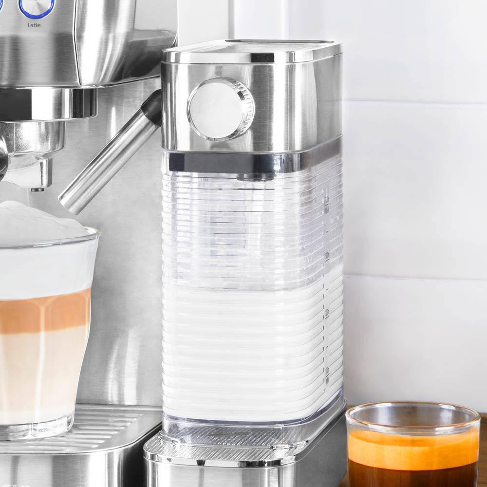 Kaffeemaschine mit Milchaufschäumer und Latte in einem Glas, mit einem Espresso.