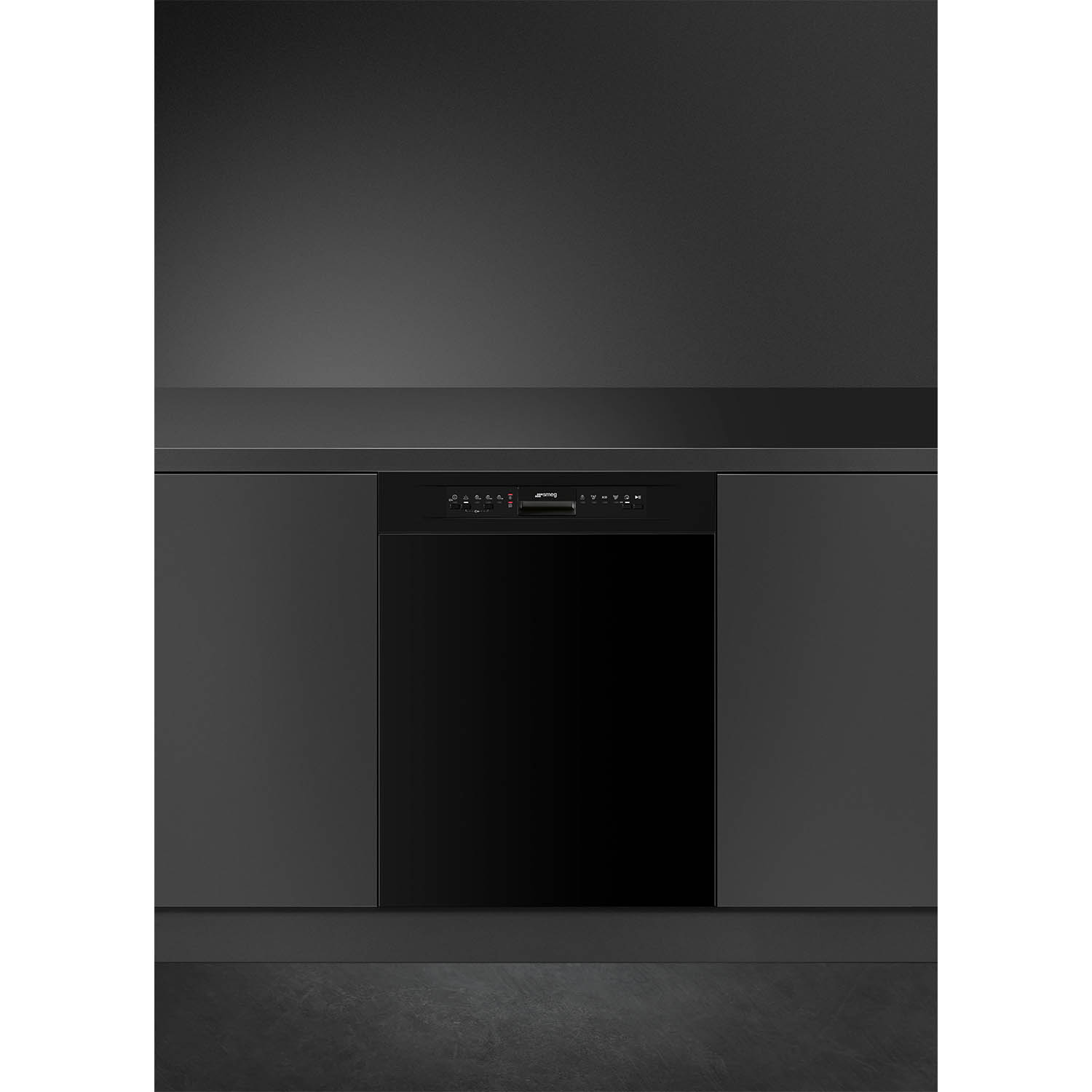 Lavastoviglie nera, installata in un mobile da cucina scuro.