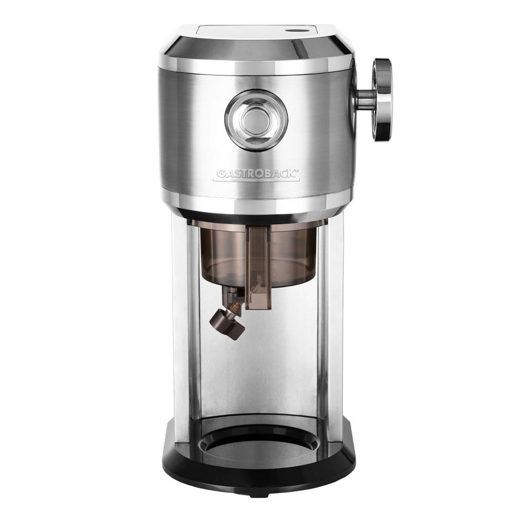Silberfarbene Kaffeemaschine mit einer transparenten Glaskaraffe, mit schwarzem Sockel und Bedienknopf.