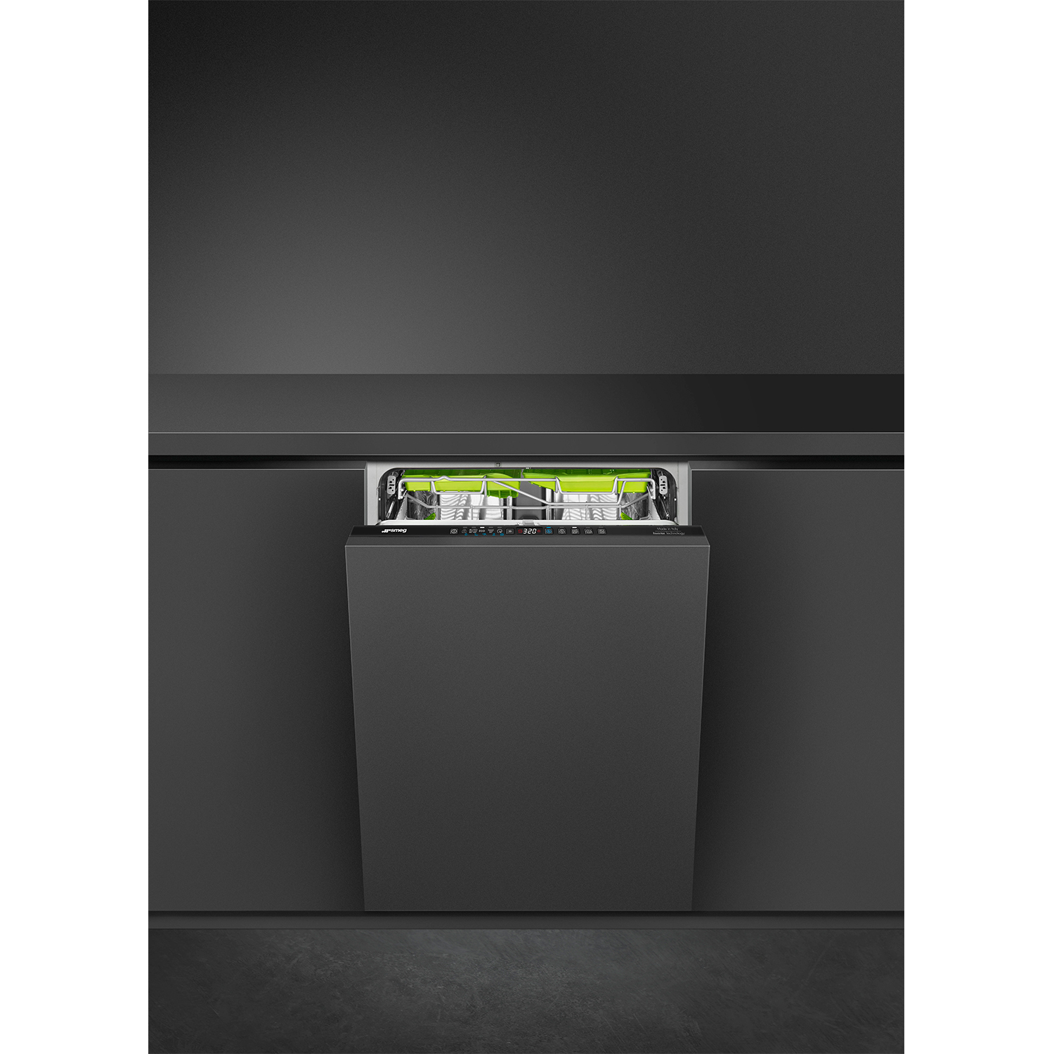 Una lavastoviglie Smeg nera integrata in un mobile da cucina scuro.