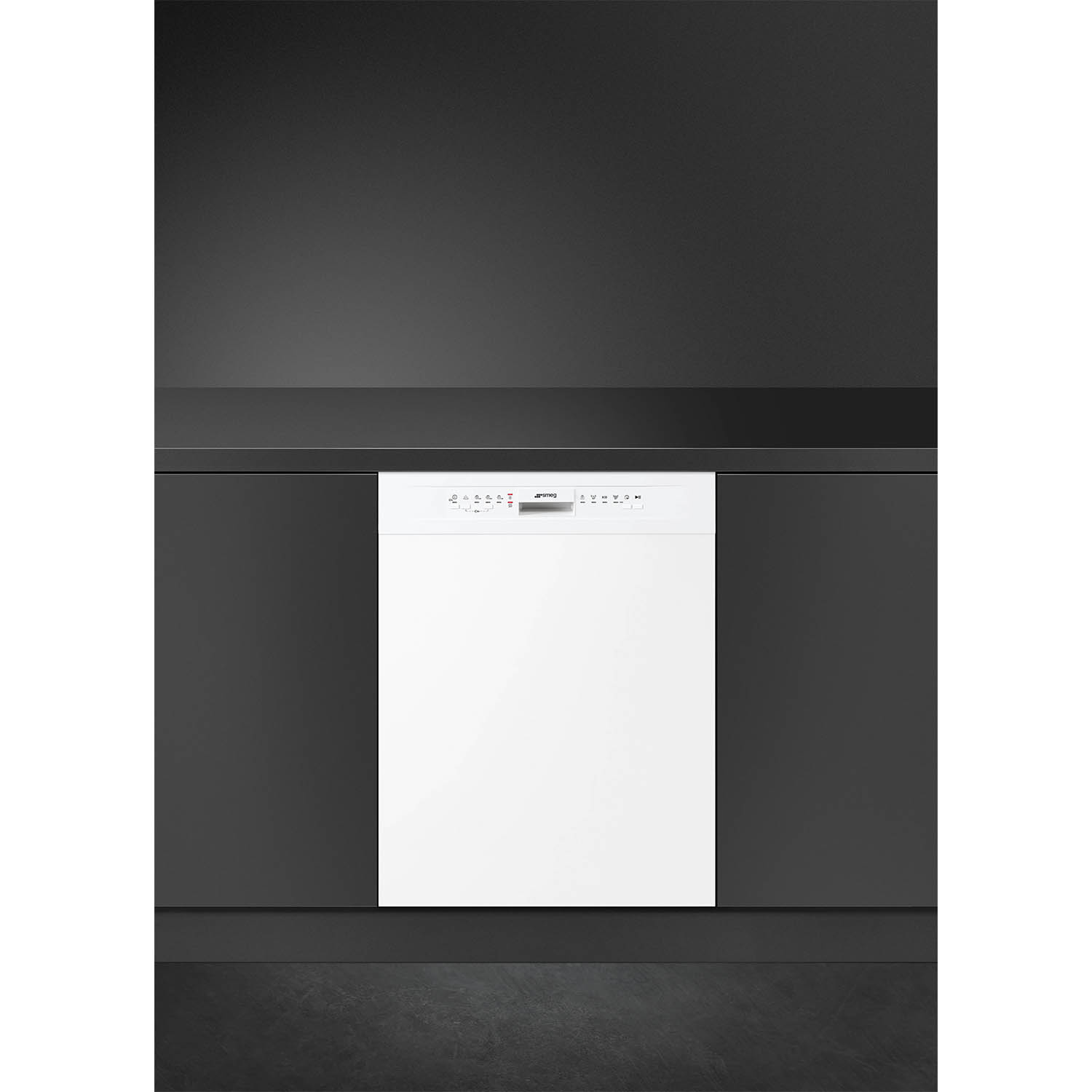 Una lavastoviglie bianca installata in una cucina scura, con il logo Smeg sul davanti.