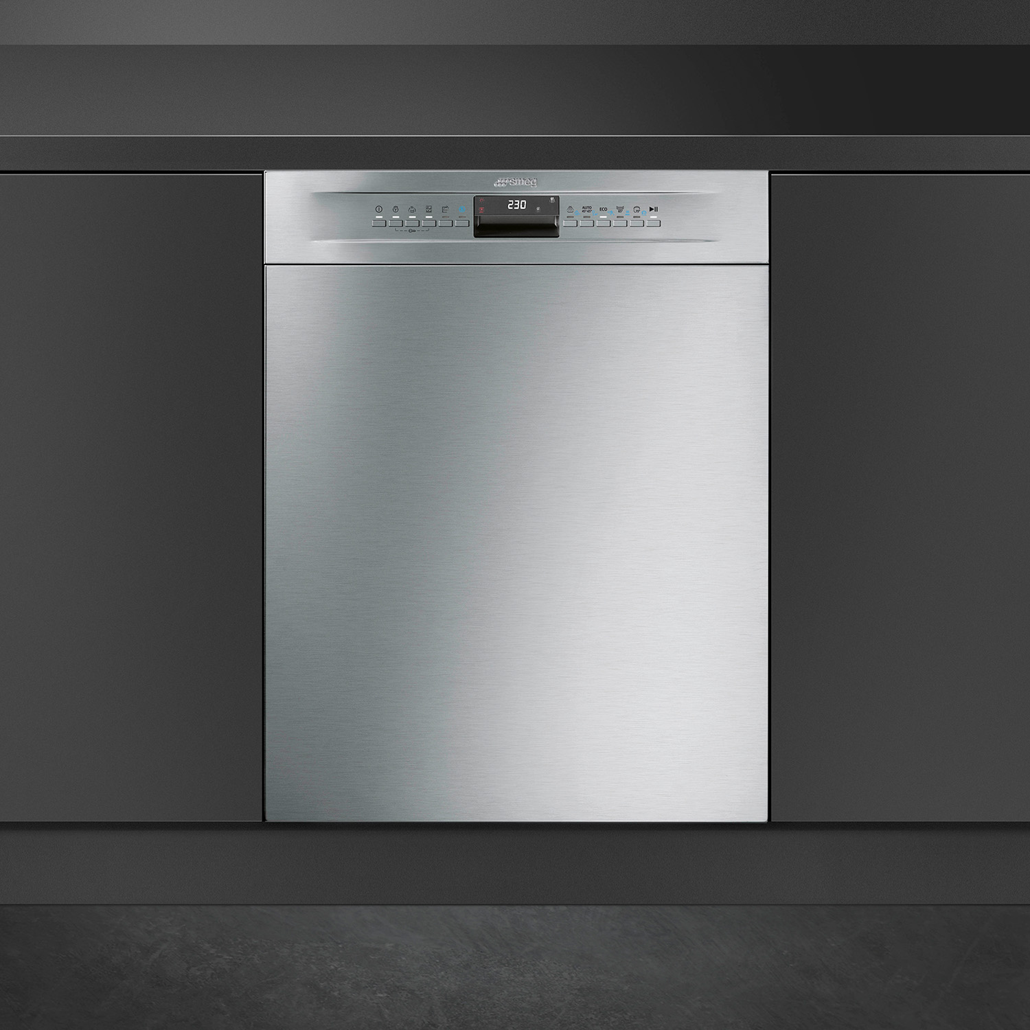 Lavastoviglie in acciaio inox ad incasso in una cucina moderna.