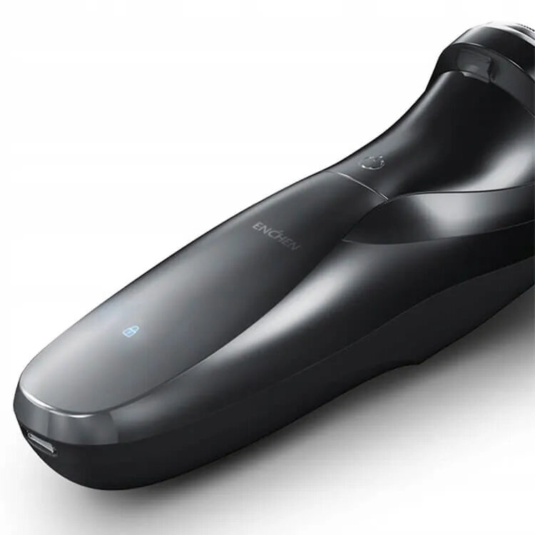 Czarna golarka elektryczna, widok z boku, z marką 'ENCHEN'. Tło jest białe.