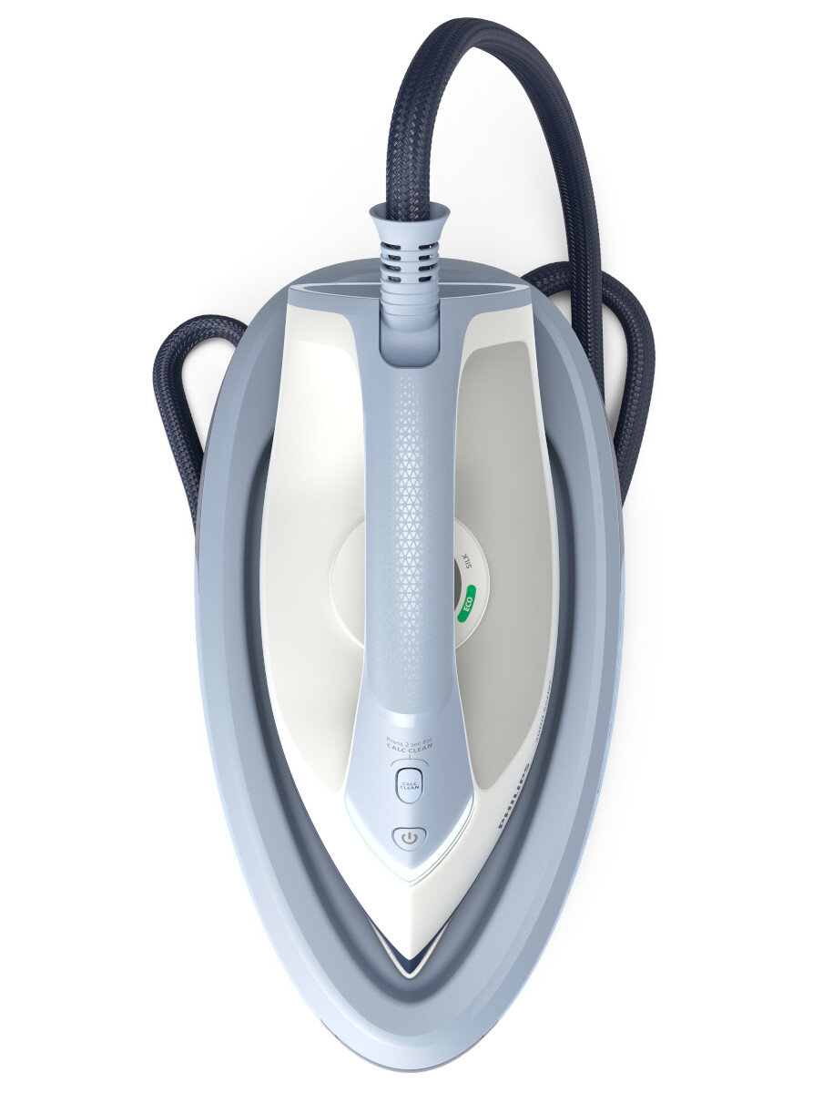 Widok z góry na biało-niebieskie żelazko parowe z czarnym przewodem.