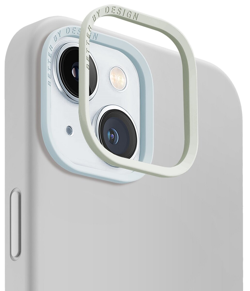 Etui na telefon na telefonie. Etui ma pierścień aparatu. Tekst na pierścieniu brzmi: "BETTER BY DESIGN".