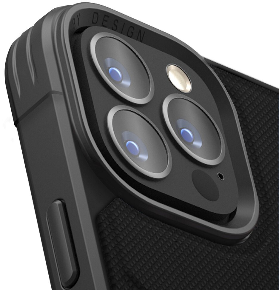 Zbliżenie czarnego etui na telefon z trzema obiektywami aparatu i napisem 'BY DESIGN'.