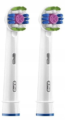 Dwie białe końcówki Oral-B z niebieskimi, zielonymi i fioletowymi włoskami obok siebie.