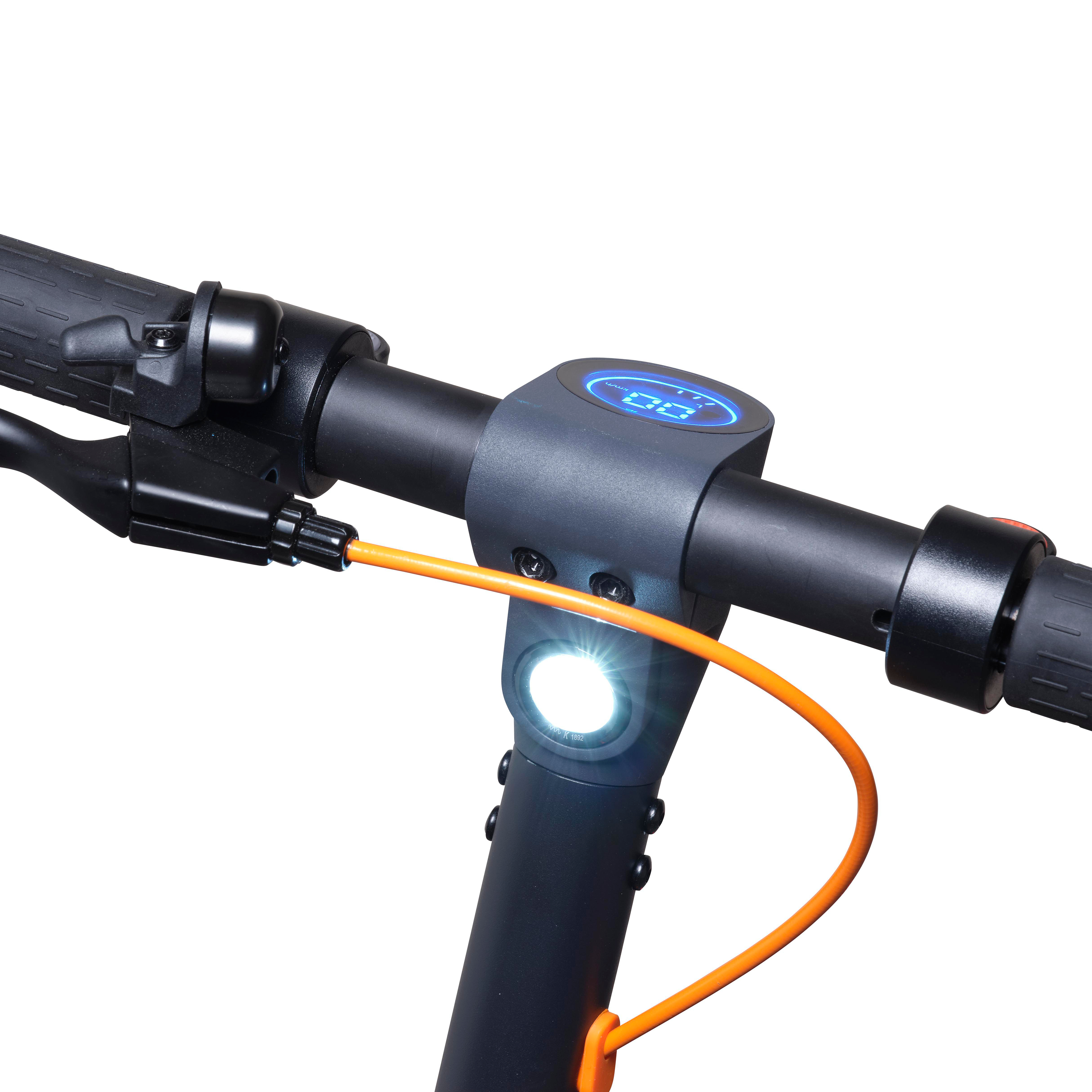 Nahaufnahme eines E-Scooter-Lenkers. Enthält Display, Licht und ein orangefarbenes Kabel.