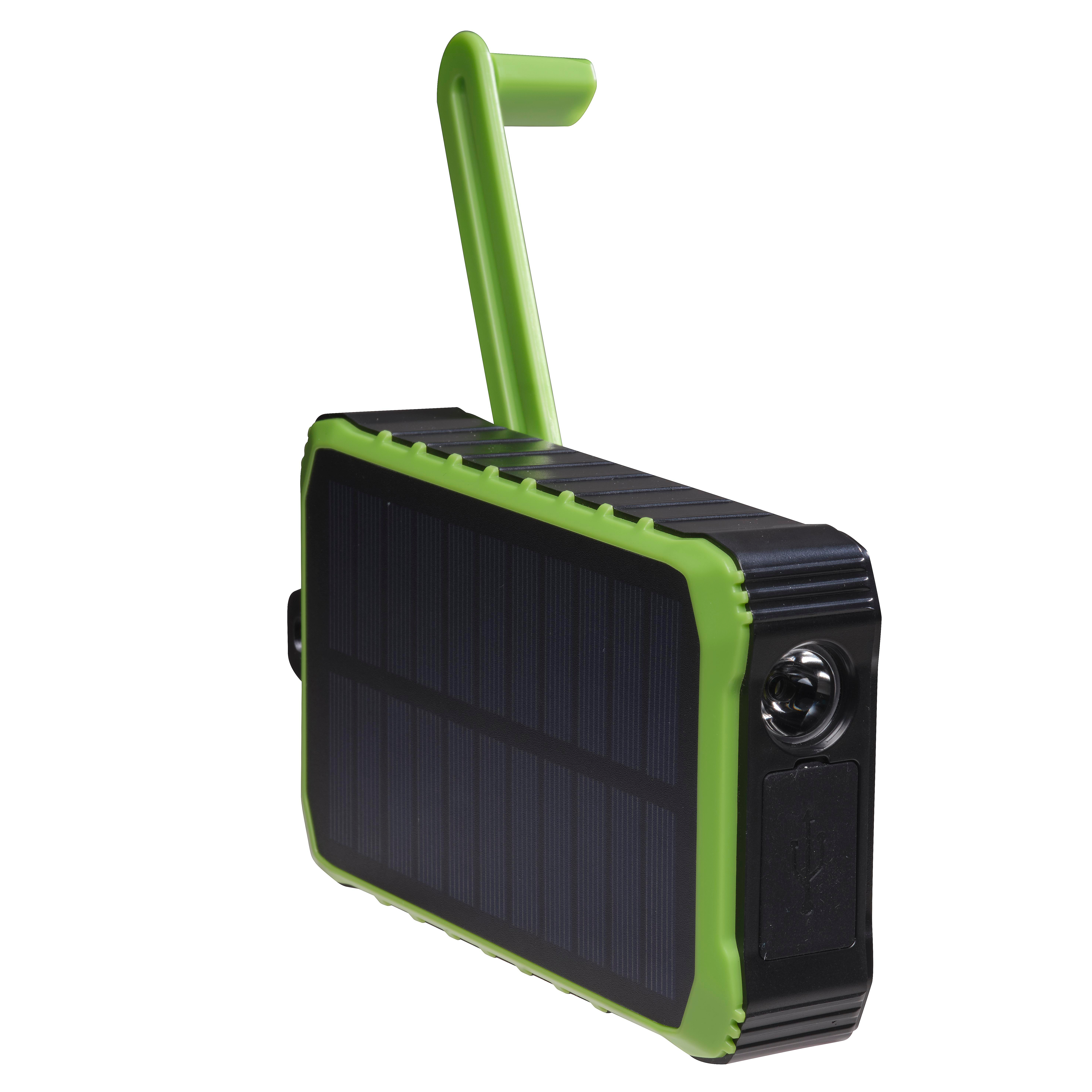 Eine grüne und schwarze solarbetriebene Taschenlampe mit Griff auf weißem Hintergrund.