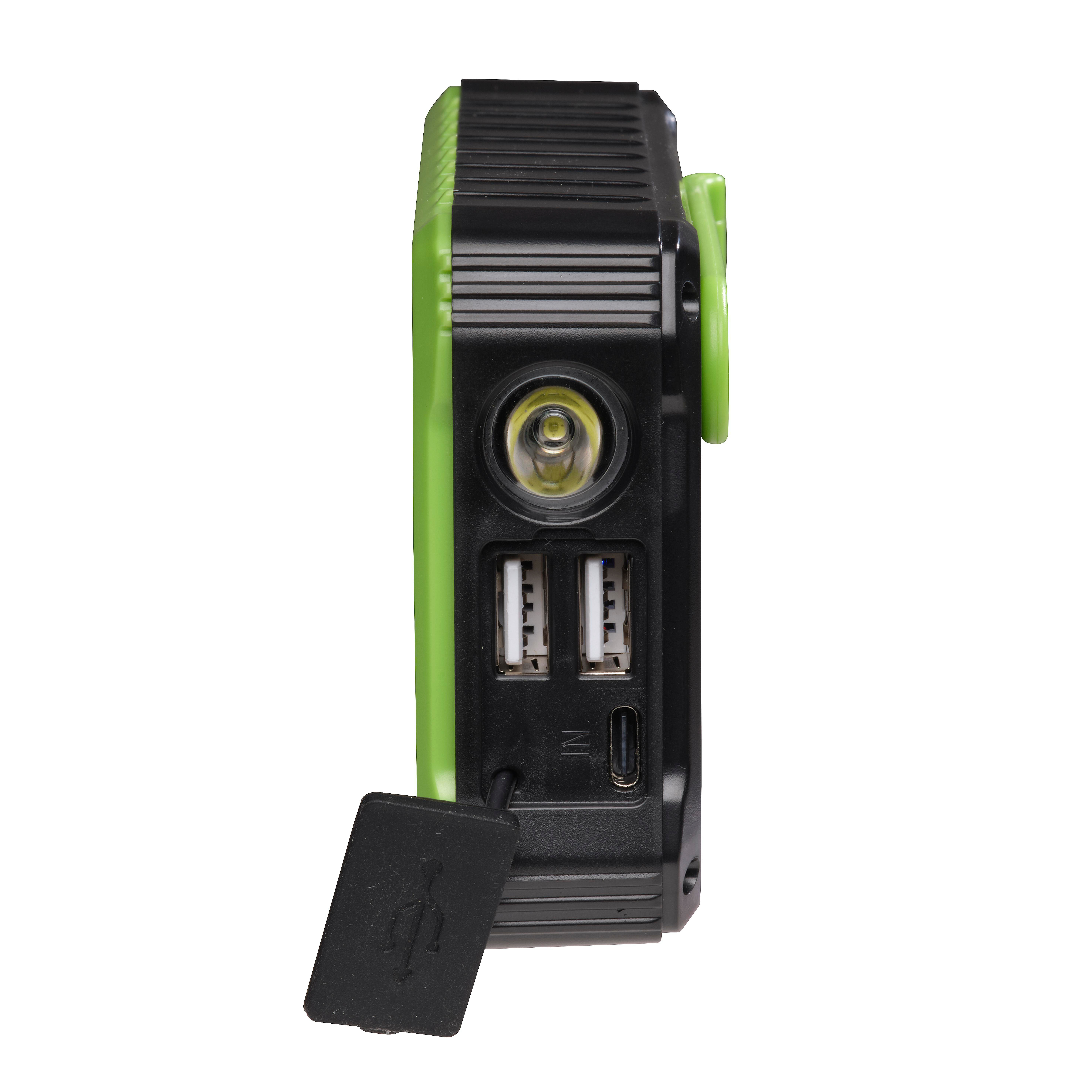 Eine schwarze und grüne Powerbank mit USB-Anschlüssen und einer Taschenlampe.