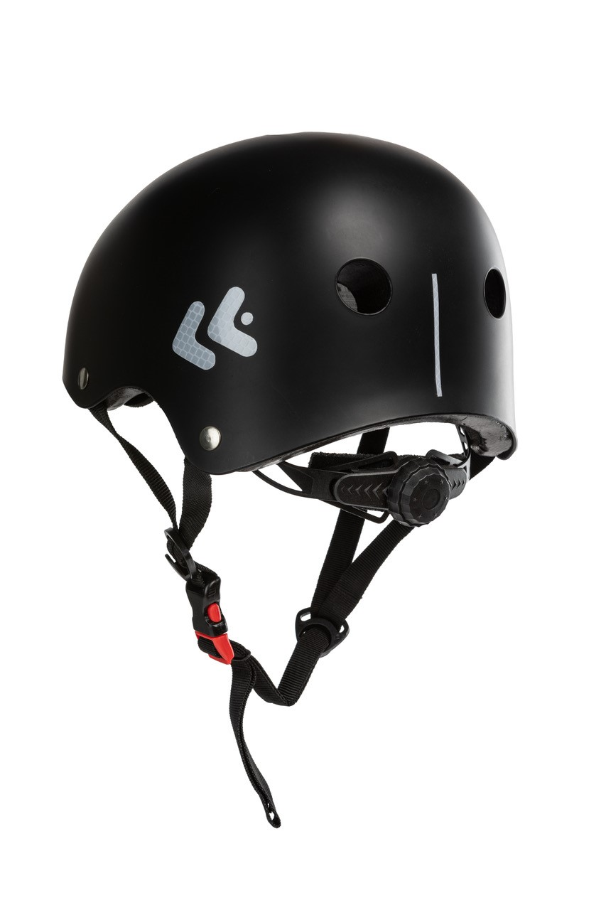 Casco negro con correas, logo blanco y orificios de ventilación. Aislado sobre fondo blanco.