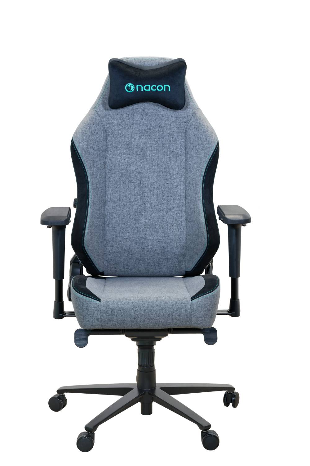 Una silla gaming gris y negra con reposacabezas con el logo 'nacon'.