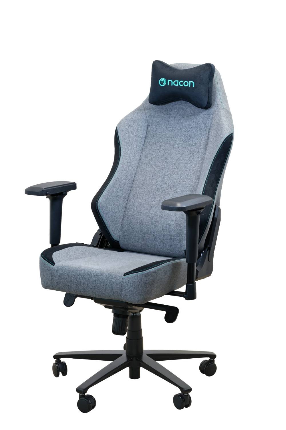Silla gaming, tela gris con detalles negros, sobre fondo blanco.