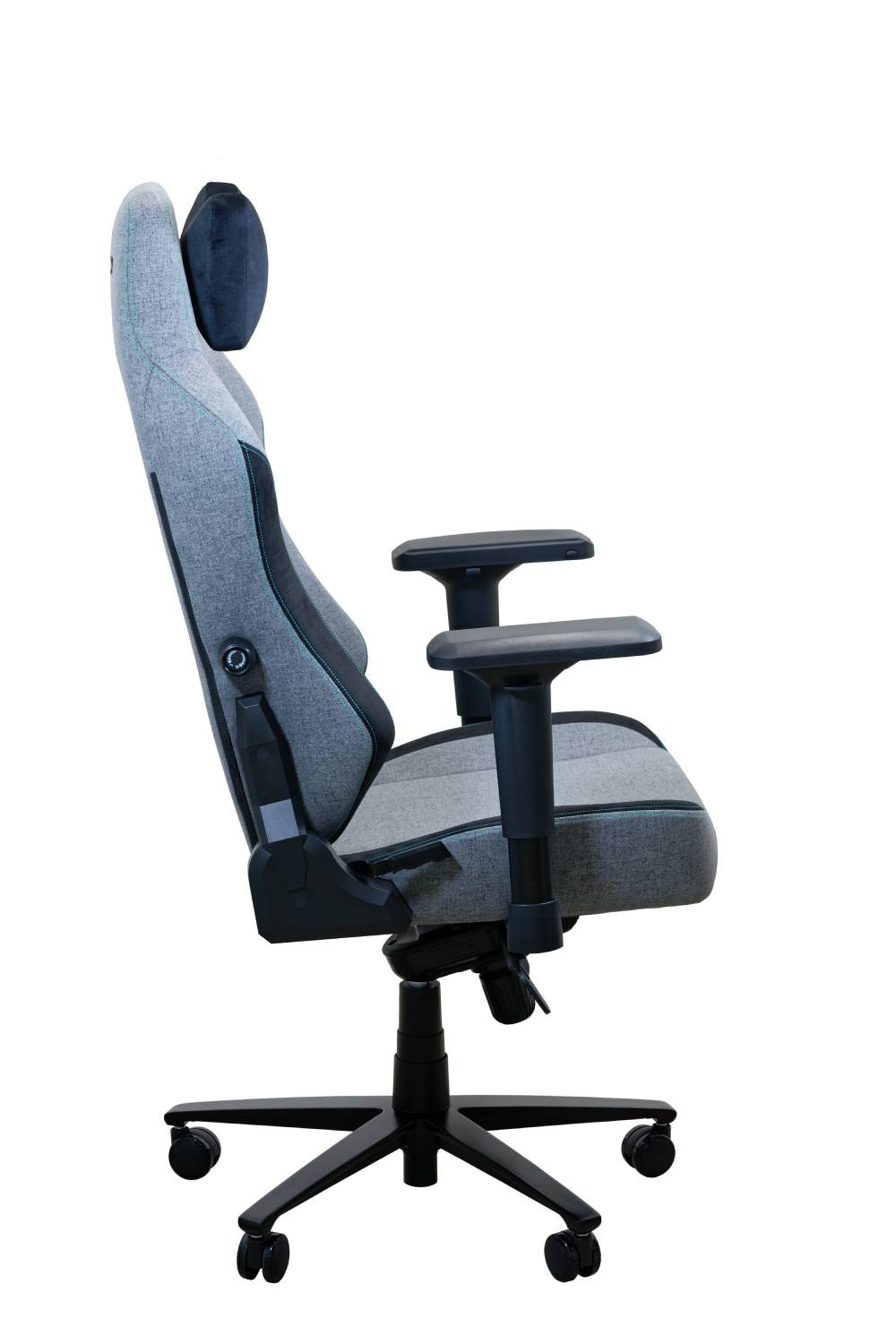 Silla gaming gris y negra de lado, base negra, reposabrazos, reposacabezas.