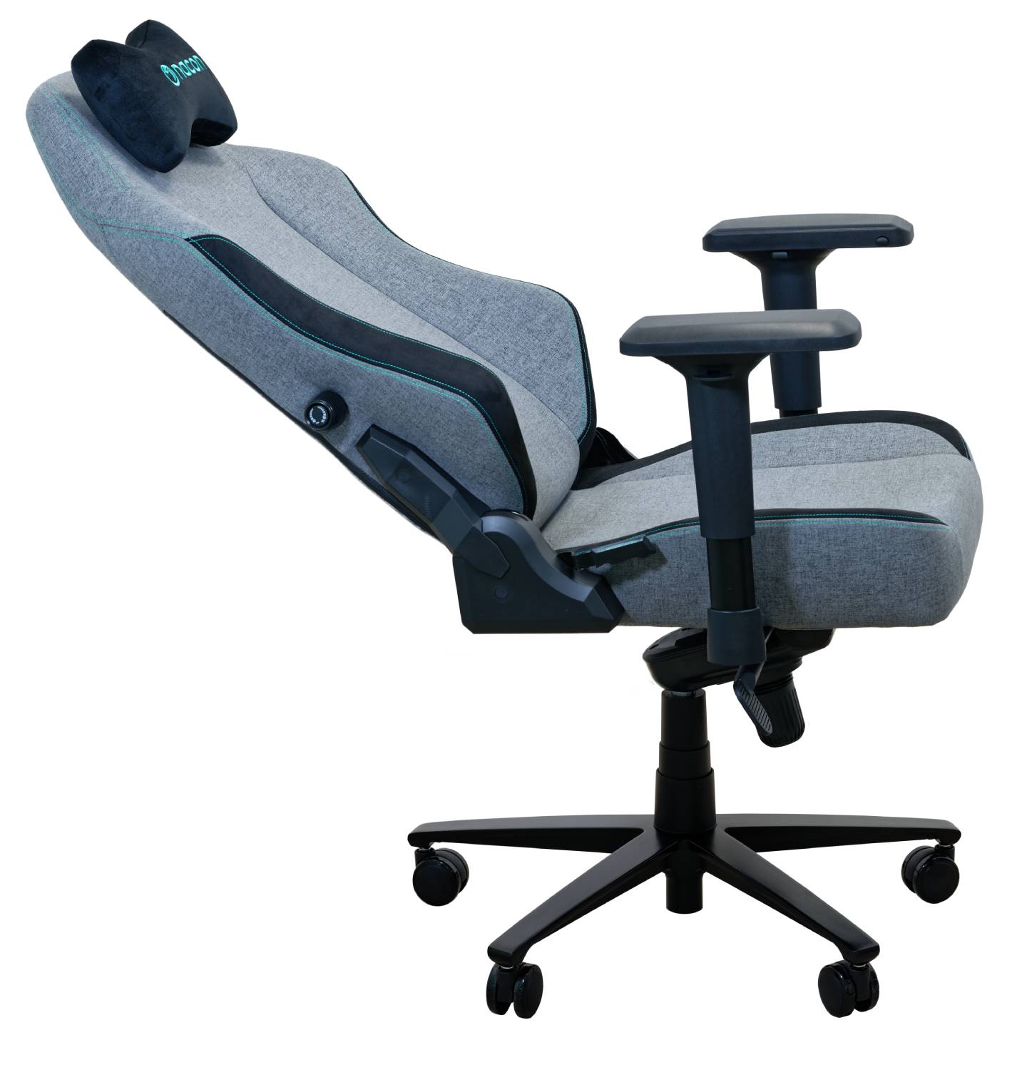 Silla ergonómica para juegos, gris y negro, con reposabrazos ajustables.