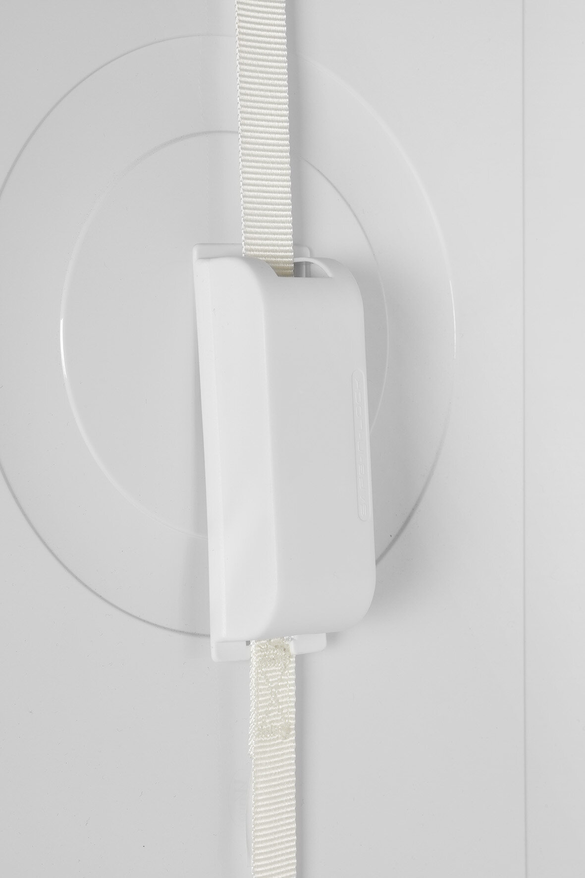 Lodówka w nowoczesnym stylu z trzema drzwiami w kolorach białym, beżowym i niebieskim, w pokoju.