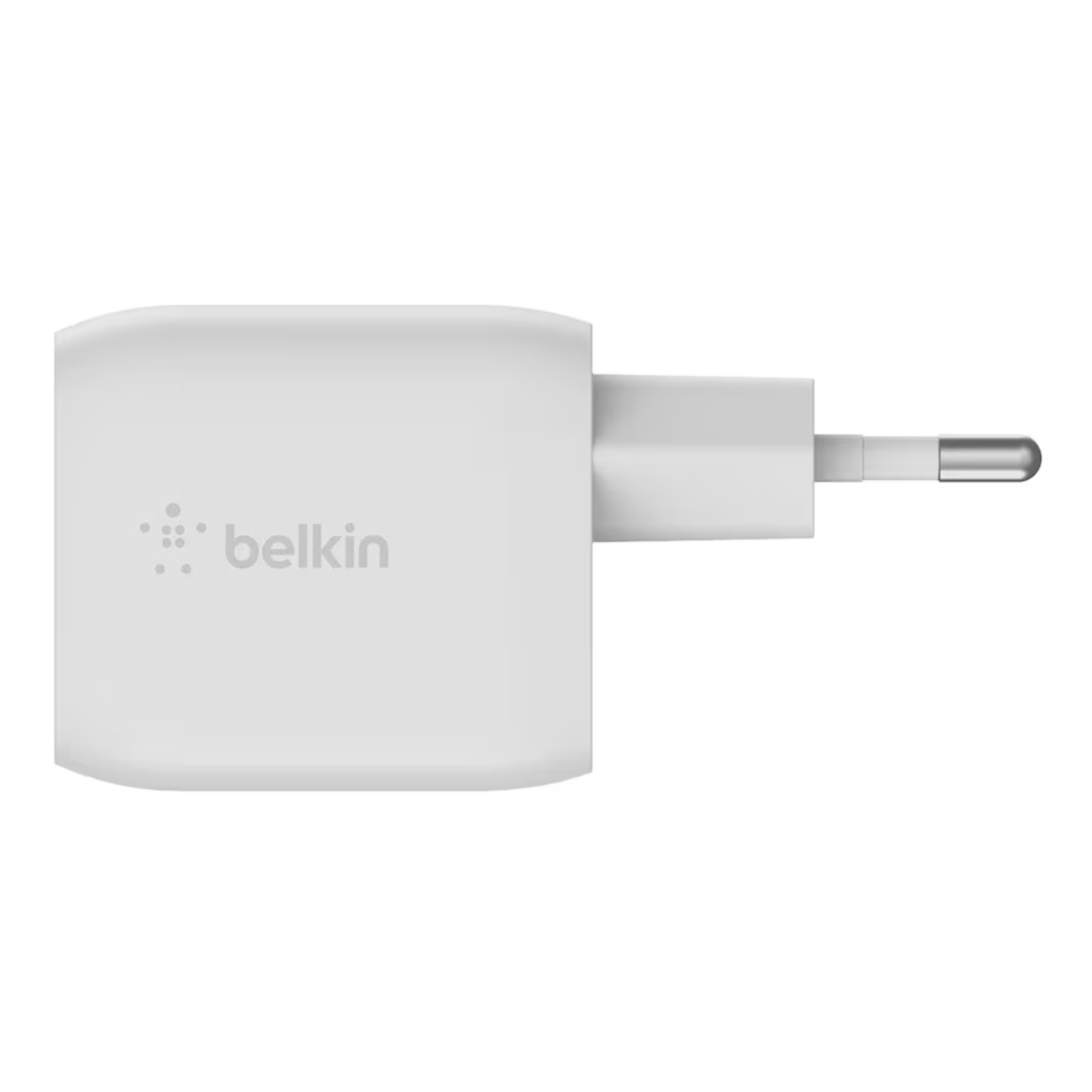 Cargador Belkin blanco con enchufe. El logotipo de Belkin es visible.