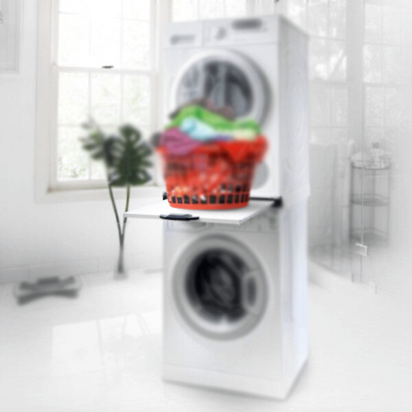 Pralnia ze stosem pralki i suszarki oraz czerwonym koszem na pranie.