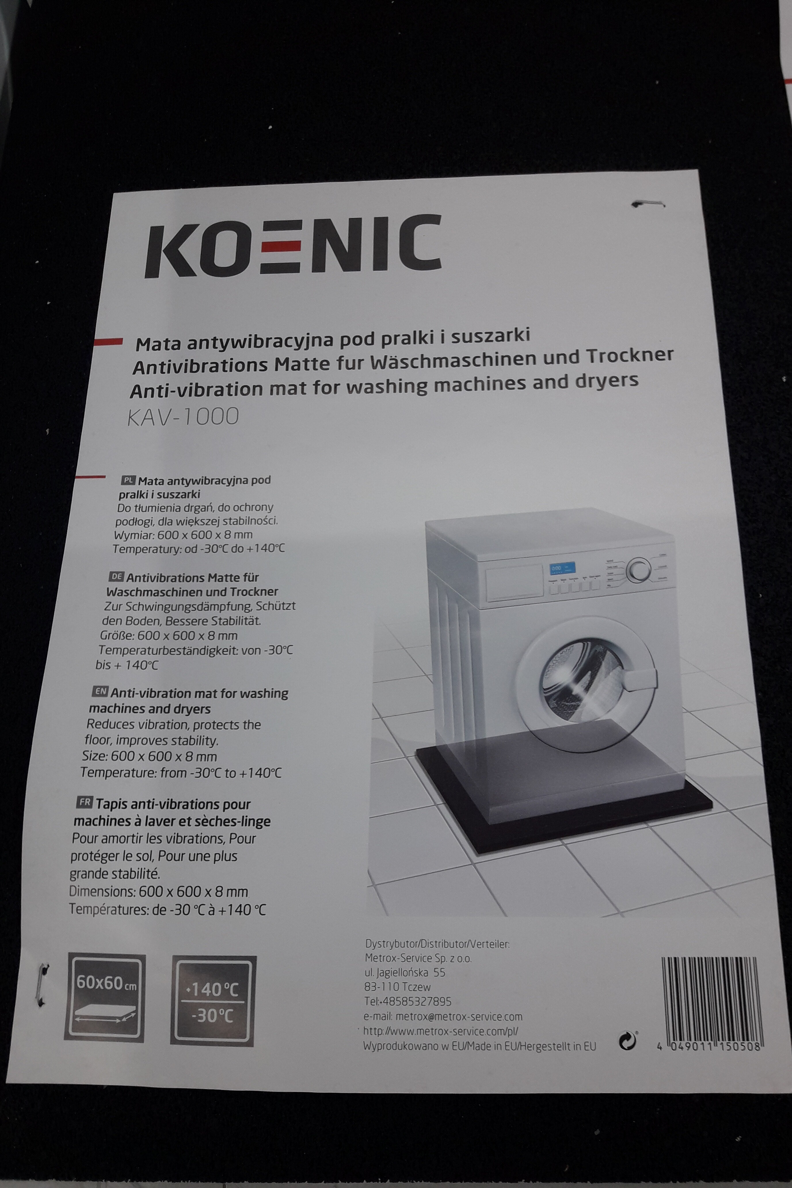 Biało-szare opakowanie maty antywibracyjnej. Opakowanie zawiera tekst i schemat pralki.