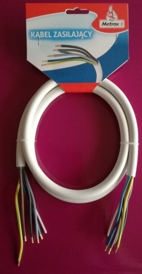 Biały kabel zasilający z kolorowymi przewodami, zawieszony na etykiecie Metrox, fioletowe tło.