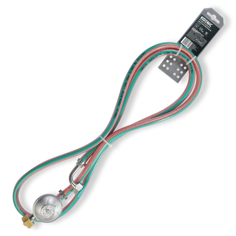 Zielony i czerwony wąż gazowy z regulatorem i czarnym opakowaniem na białym tle.