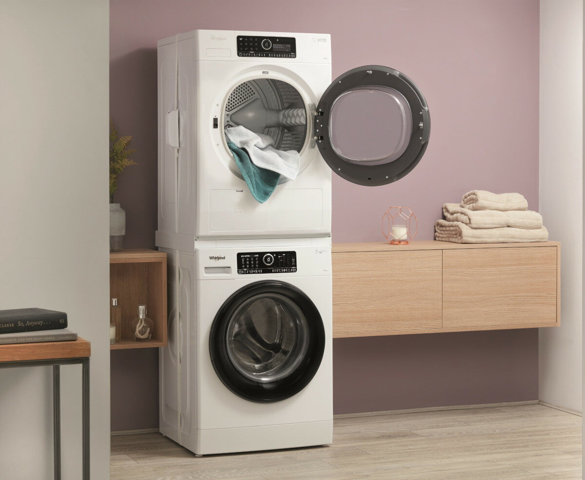 Zestaw pralki i suszarki w stosie, białe urządzenia.