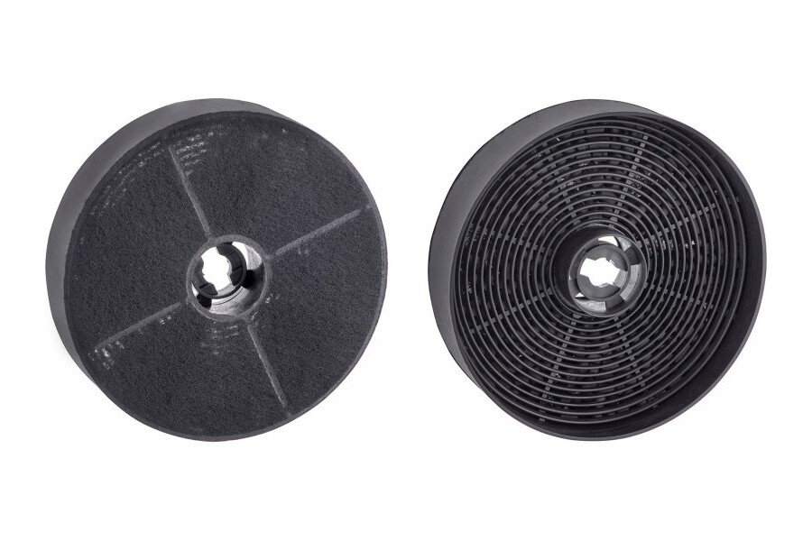 Dwa czarne okrągłe filtry węglowe do okapu, jeden pełny, drugi z otworami w kształcie spirali.