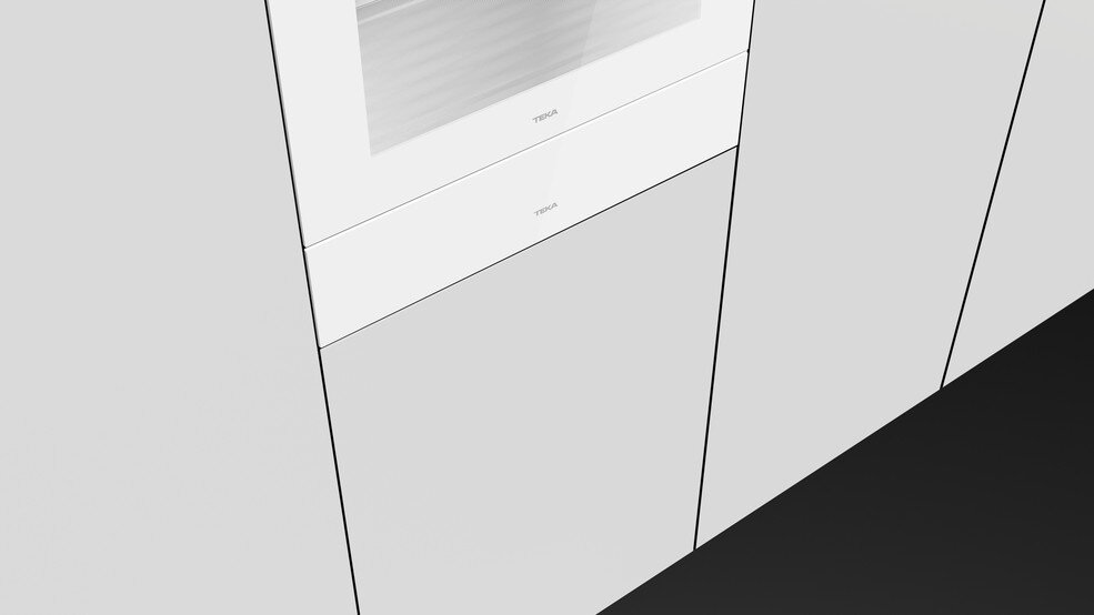 Białe urządzenie kuchenne z białymi drzwiami. Widoczne logo TEKA.