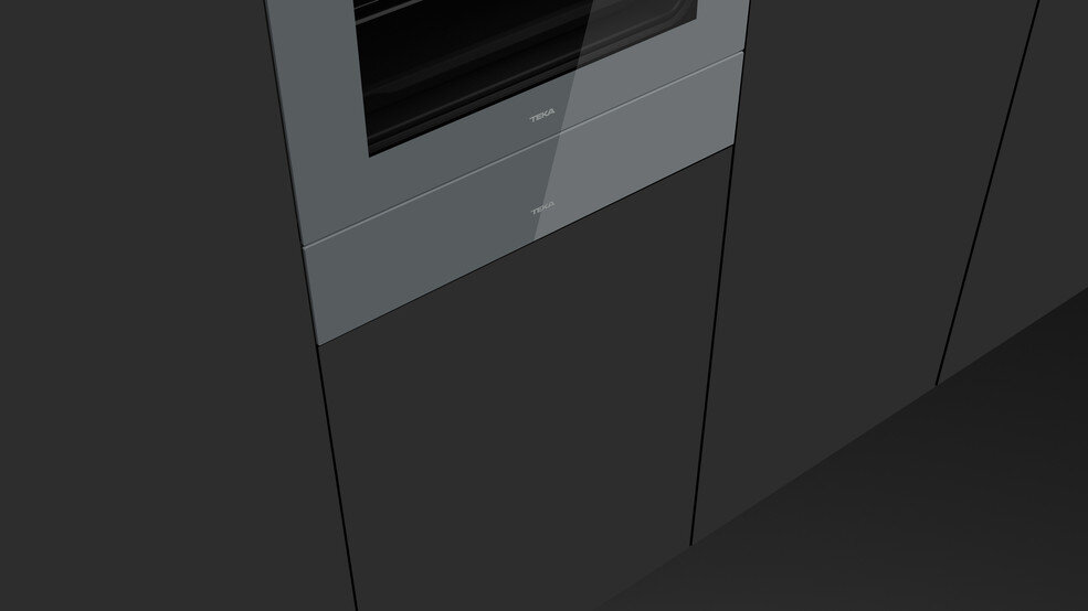 Zbliżenie czarnego piekarnika i szafki. Drzwi piekarnika są szklane. Widoczna nazwa marki 'TEKA'.