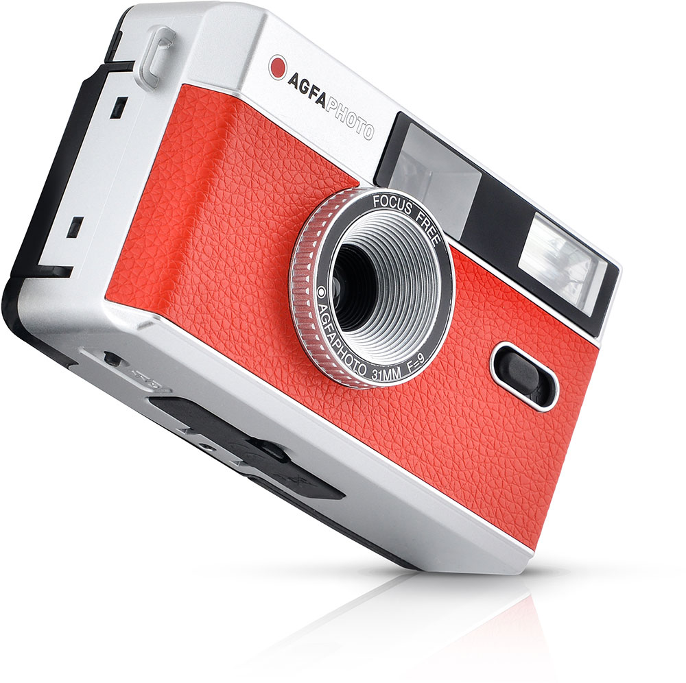 Red and silver Agfa photo camera, angled view. Focus free lens, red body and black details.