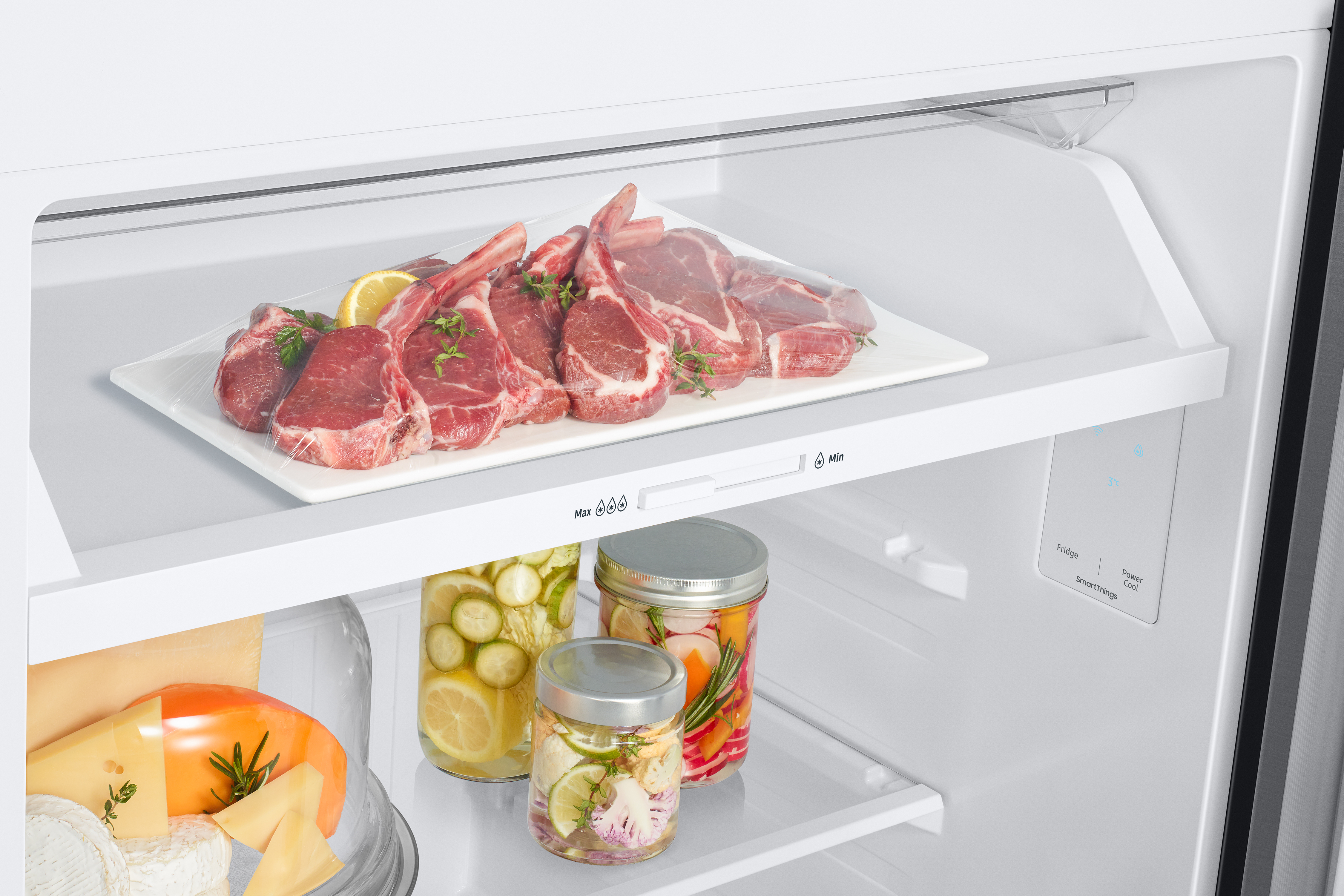 Interior de refrigerador con chuletas de cordero en un plato y frascos de verduras en escabeche en estantes.