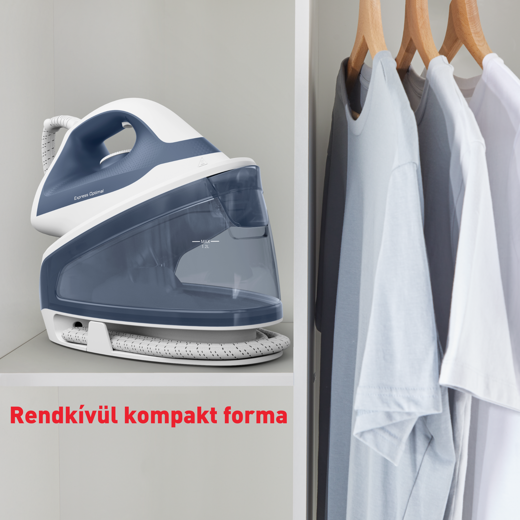Kék-fehér vasaló egy fehér polcon. Pólók lógnak. Szöveg: nagyon kompakt forma.