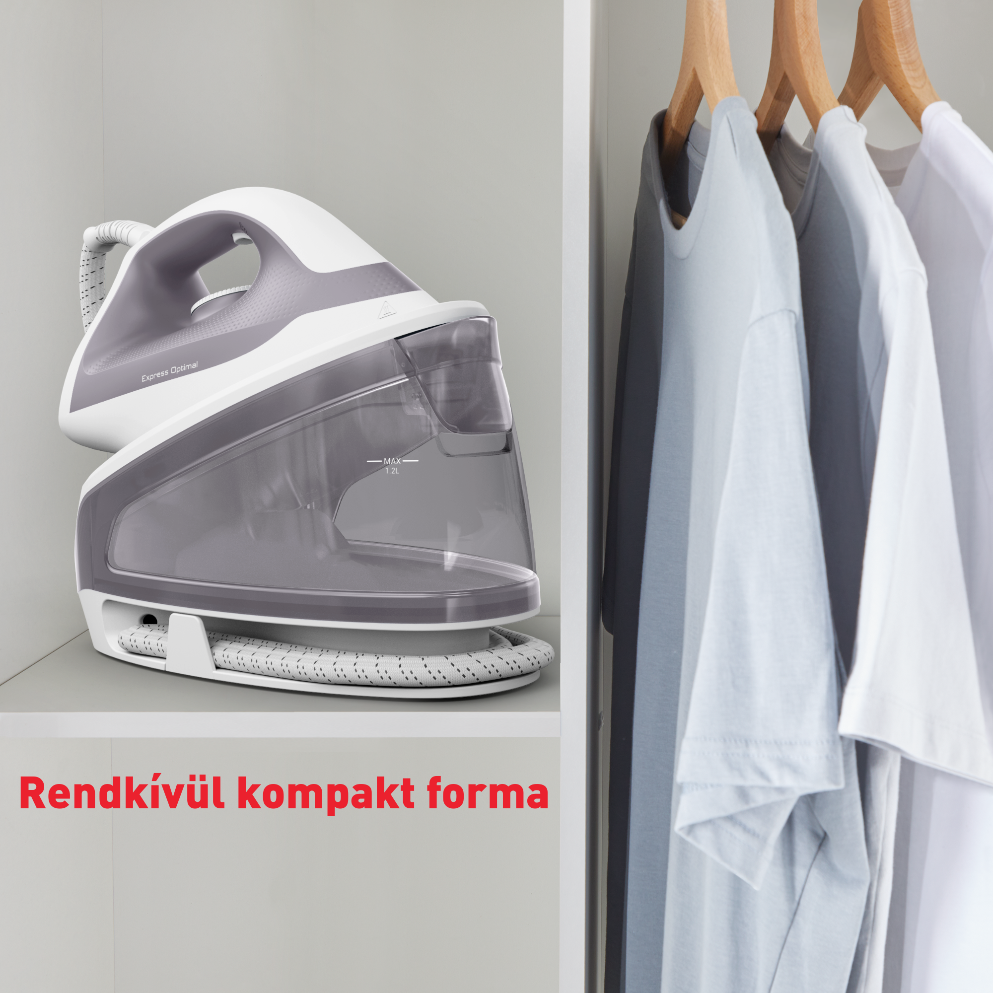 Fehér és szürke gőzölős vasaló víztartállyal a polcon, ruhákkal a fogasokon a háttérben.