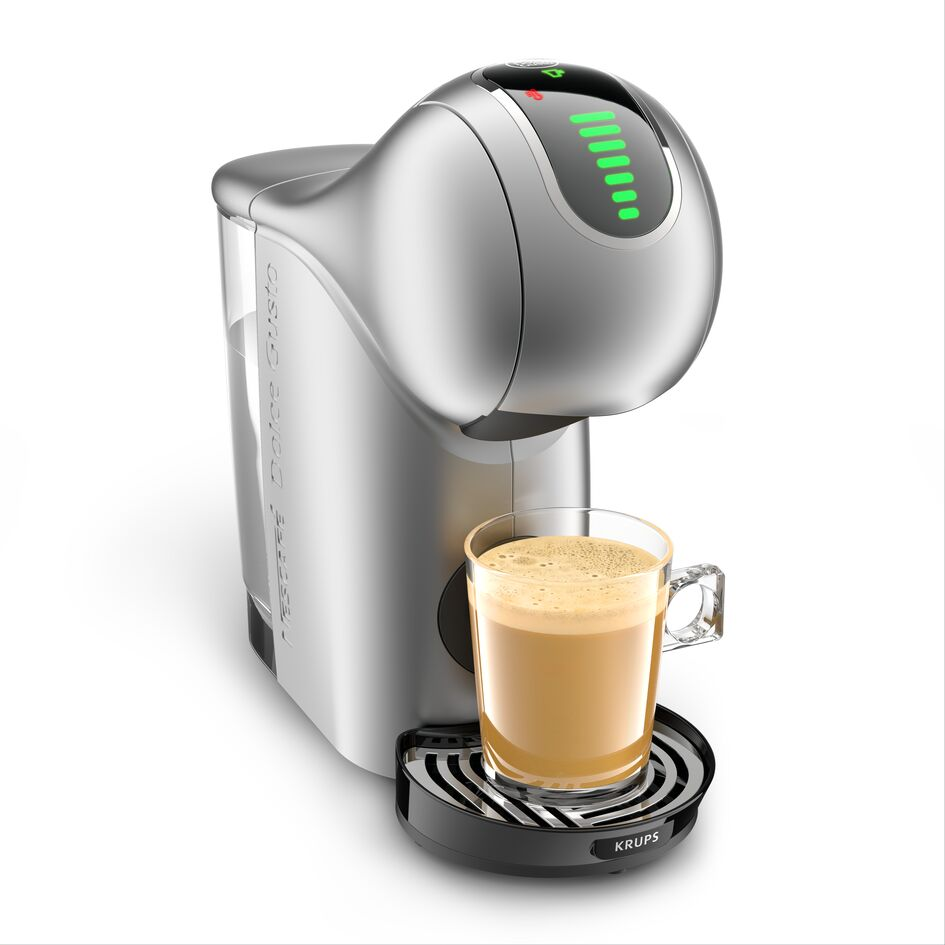 Ezüst Krups Dolce Gusto kávéfőző kávéval egy pohárban.