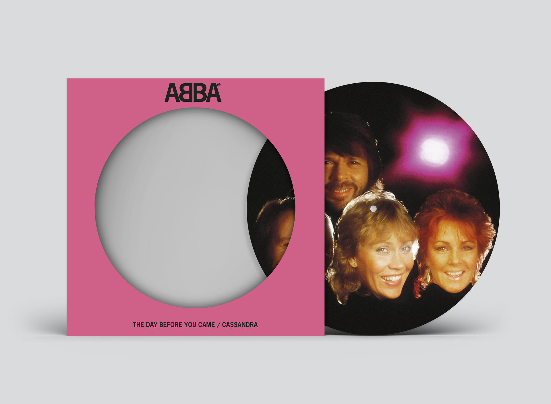 ABBA-Schallplatte mit Cover. Cover ist rosa mit weißem Kreis. Platte zeigt Bandmitglieder.