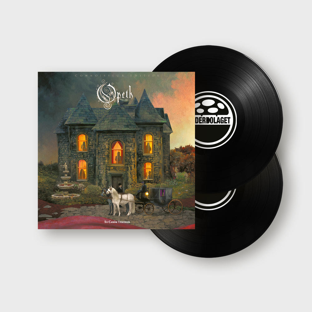 Albumcover von Opeths In Cauda Venenum, ein Haus mit Kutschen und zwei schwarze Schallplatten.