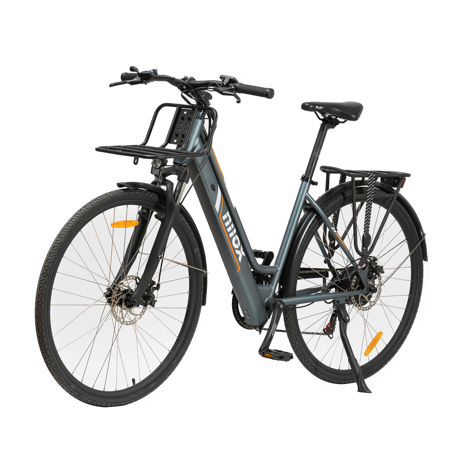 Una bicicletta elettrica grigia. Ha un cestino e un portapacchi posteriore.