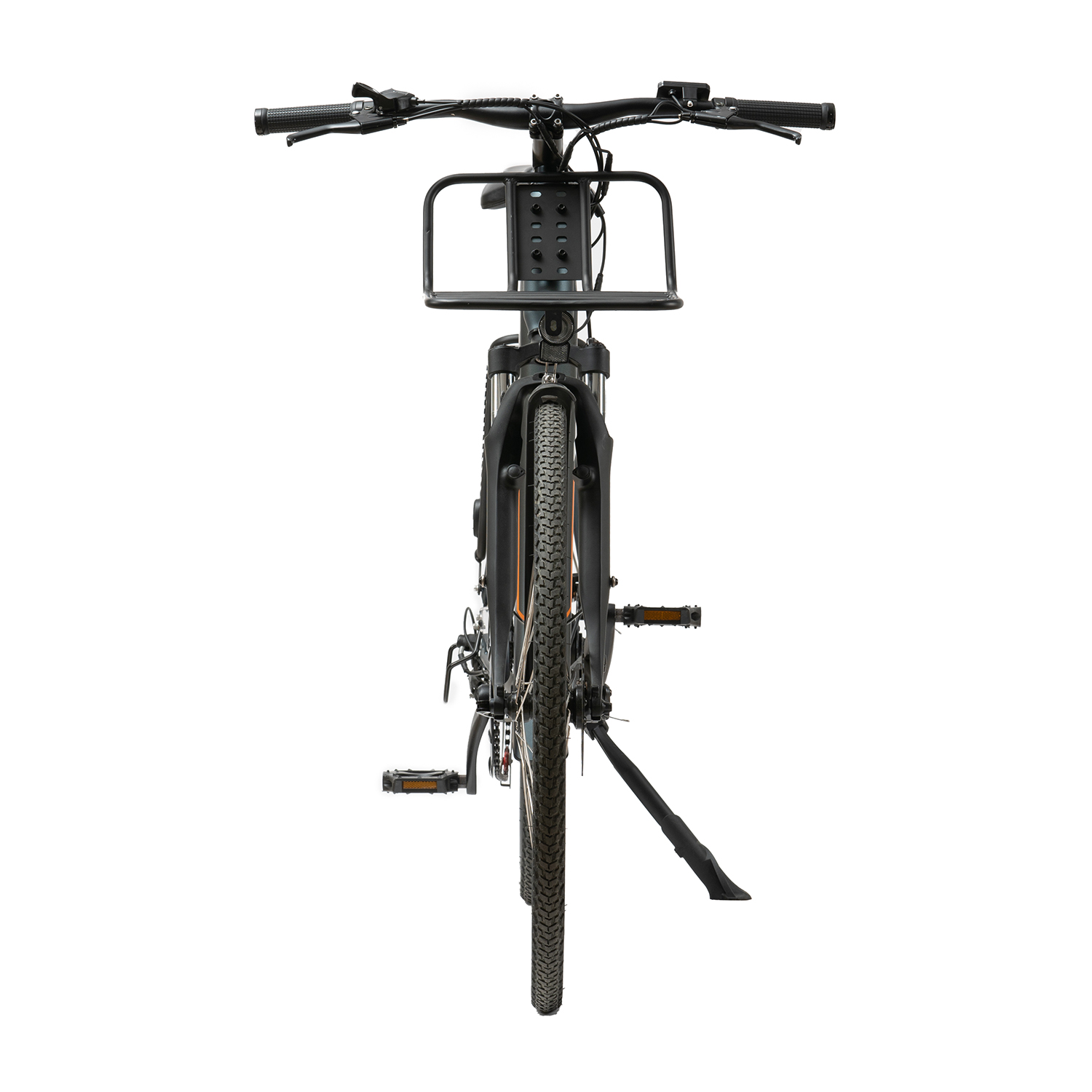 Bicicletta elettrica nera con cestino anteriore. Vista da dietro, sfondo bianco.