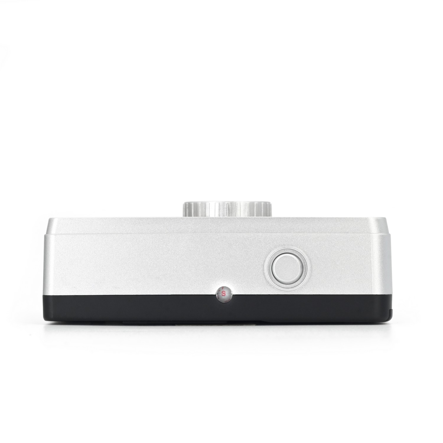 Silver audio interface with dials and a button. A red light is on.