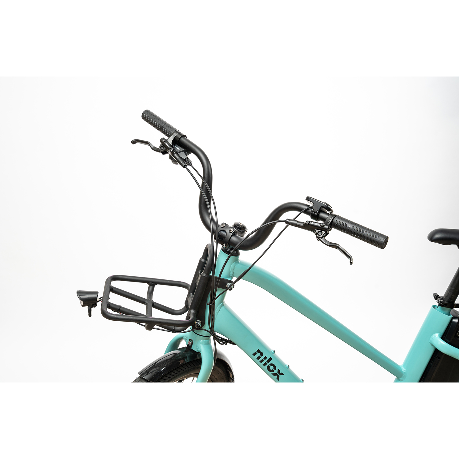 Primo piano del manubrio di una bicicletta turchese con un cestino nero e uno sfondo bianco.