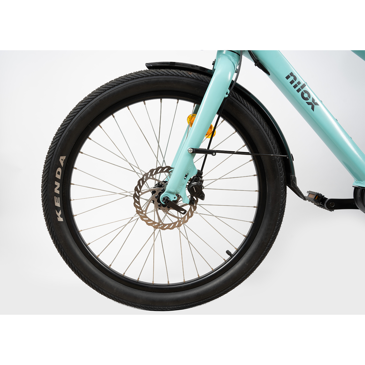 La ruota anteriore di una bicicletta turchese con uno pneumatico nero e un sistema di freni a disco.