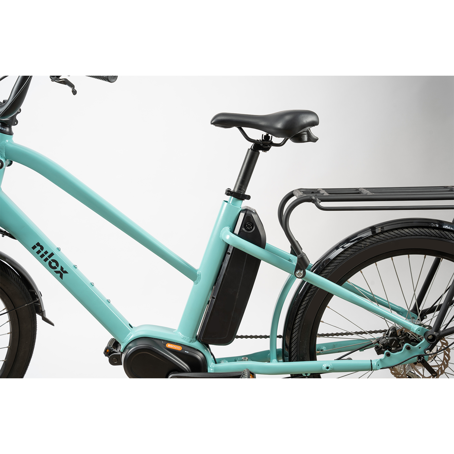 Una bicicletta elettrica con telaio azzurro e batteria nera.