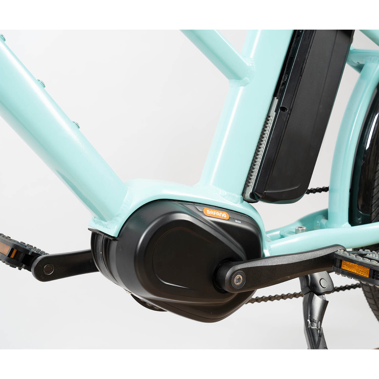 Primo piano del motore e della batteria di una bici elettrica azzurra.