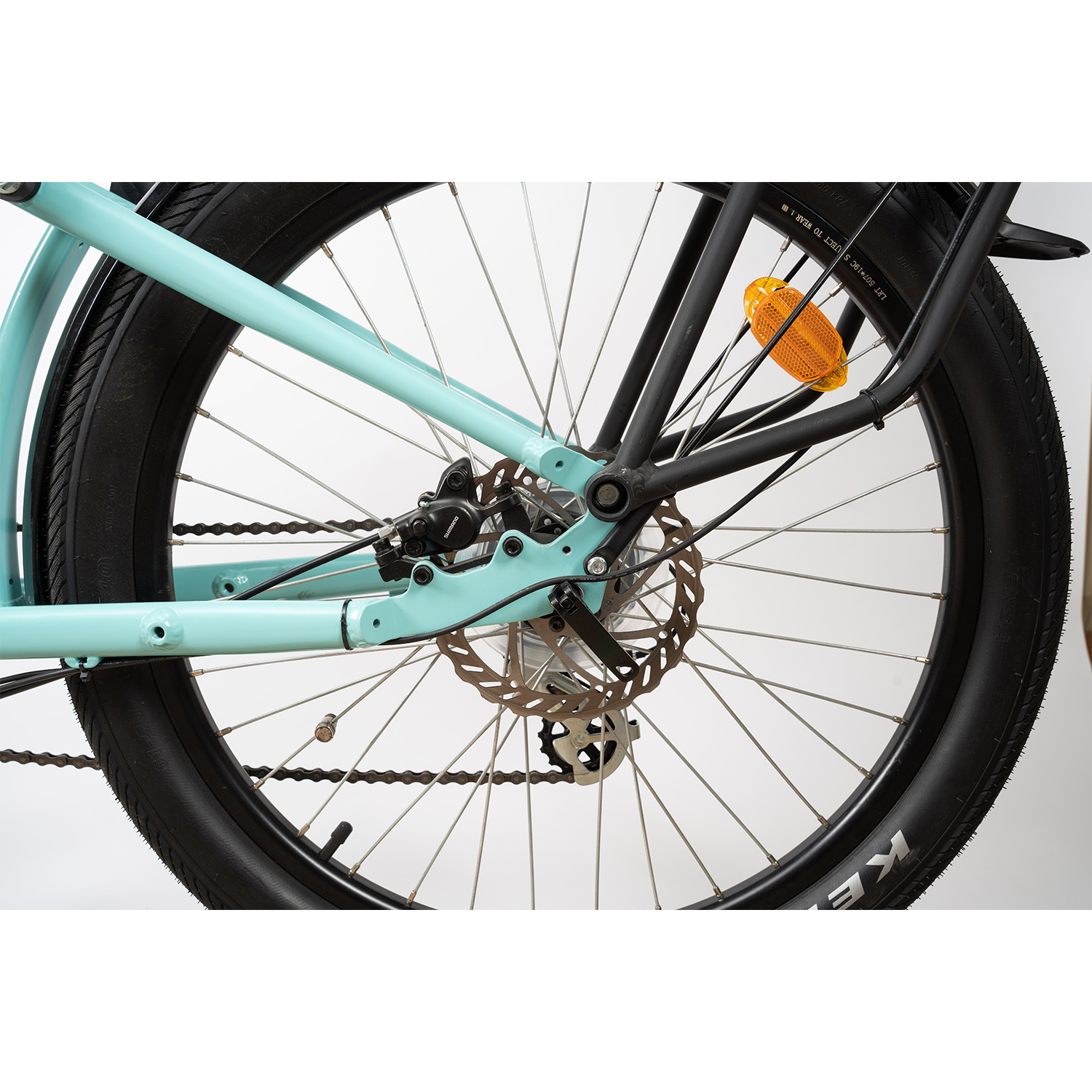 Ruota posteriore di una bicicletta con freno a disco, pneumatico nero e telaio azzurro.