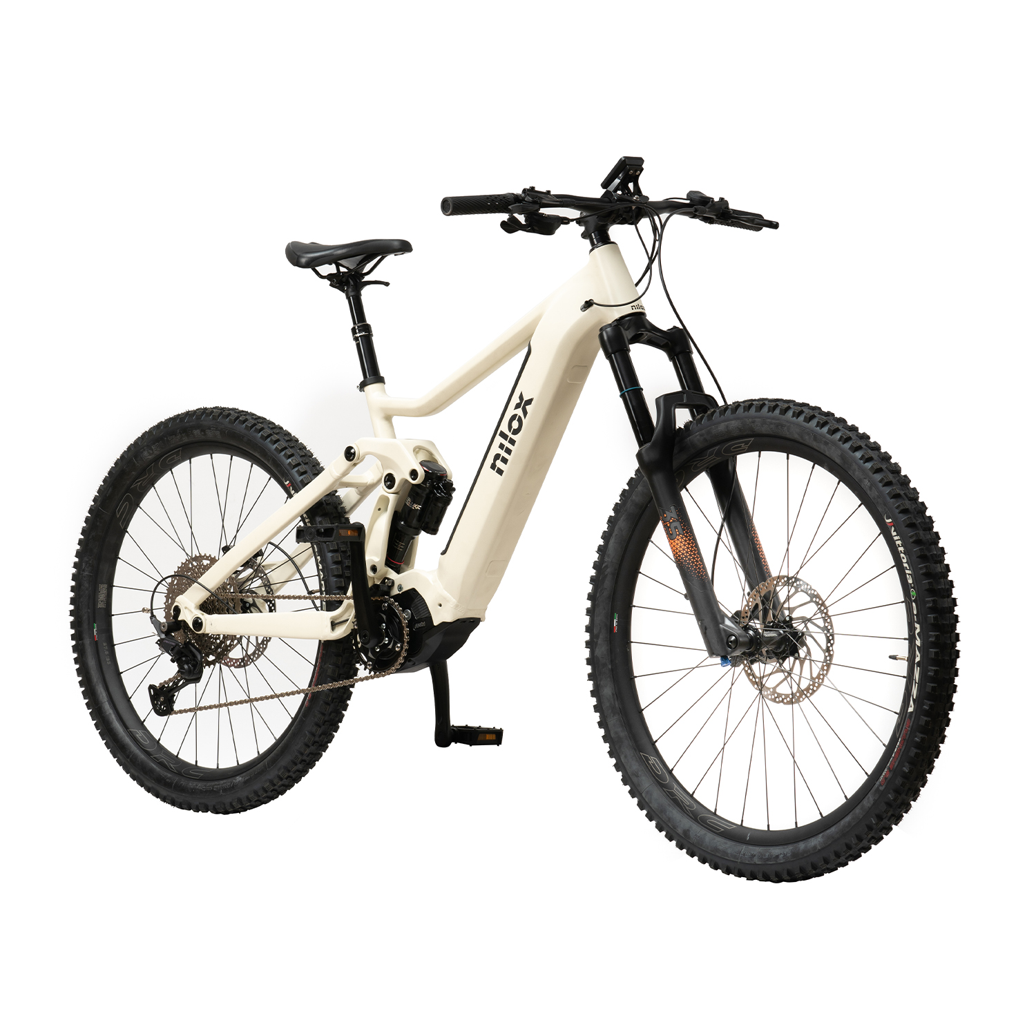 Mountain bike elettrica bianco sporco. Ha pneumatici neri e forcelle ammortizzate.
