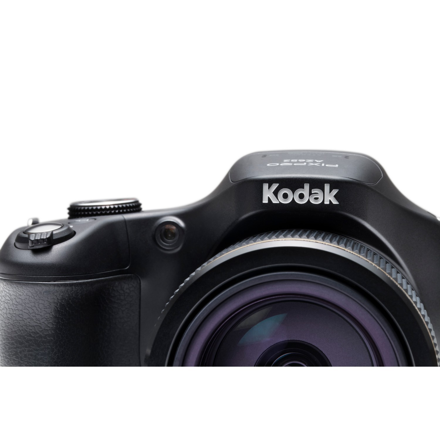 Gros plan sur un appareil photo Kodak noir. Le logo Kodak est visible. L'appareil photo est contre un fond blanc.