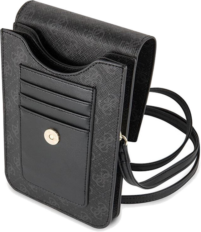 Czarna torebka z klapką i złotym zapięciem, otwarta, aby pokazać wewnętrzne kieszenie i pasek.