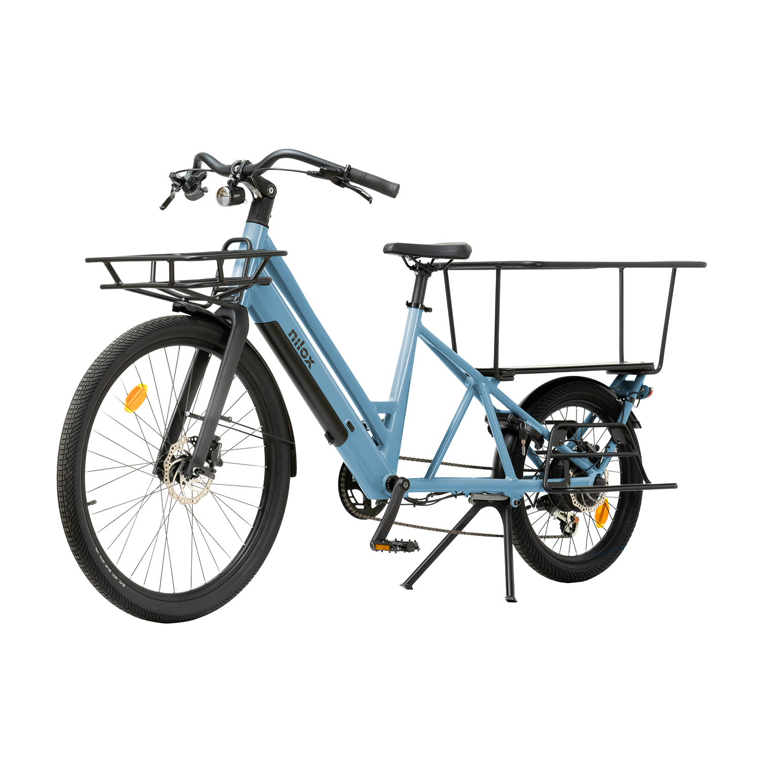 Bicicletta cargo blu con due cesti e un telaio nero su sfondo bianco.